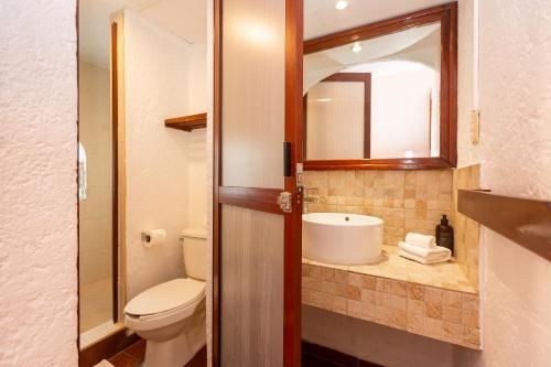 Standard Room (Queen), Private Bathroom image 4