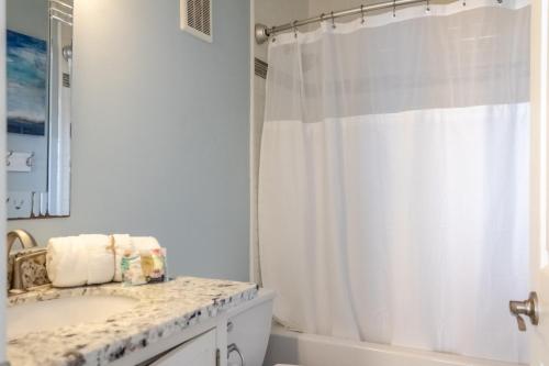 Islander East Condominiums Room Type - 110 - King Gulf Front Efficiency for 4