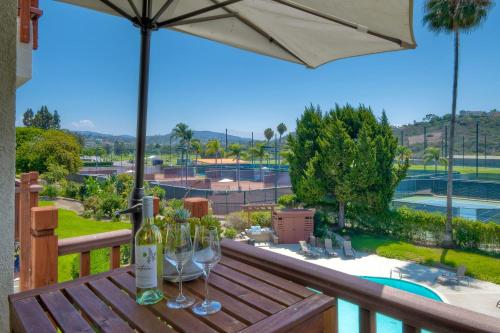 Beautifully Remodeled - Private Balcony - Pool View - BBQ Access - Gated Reserved Parking in Encinitas, USA