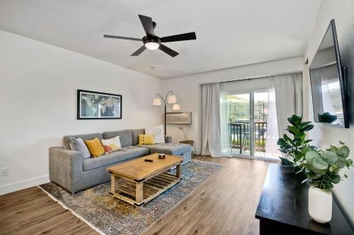 Beautifully Remodeled - Private Balcony - Pool View - BBQ Access - Gated Reserved Parking in Encinitas, USA
