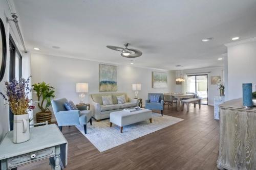 Coastal Bliss - Seashell Cove Retreat - Luxury Living Steps from Beach & Lagoon in Carlsbad, USA