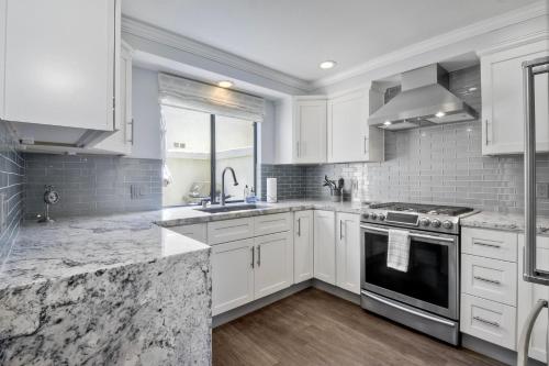 Coastal Bliss - Seashell Cove Retreat - Luxury Living Steps from Beach & Lagoon in Carlsbad, USA