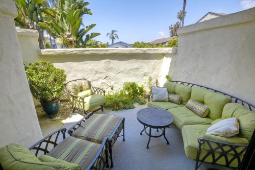 Coastal Bliss - Seashell Cove Retreat - Luxury Living Steps from Beach & Lagoon in Carlsbad, USA