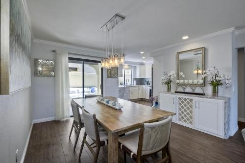 Coastal Bliss - Seashell Cove Retreat - Luxury Living Steps from Beach & Lagoon in Carlsbad, USA
