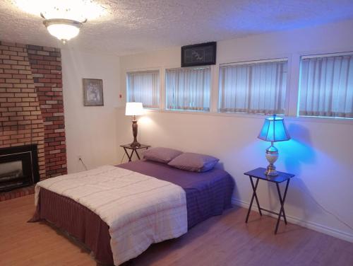 Great Family Room for Upto 6 adults Near Guildford Town Center in Surrey, Canada