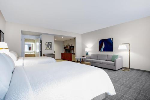 2 queen beds, 1 sofa bed