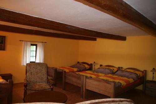 4 twin beds