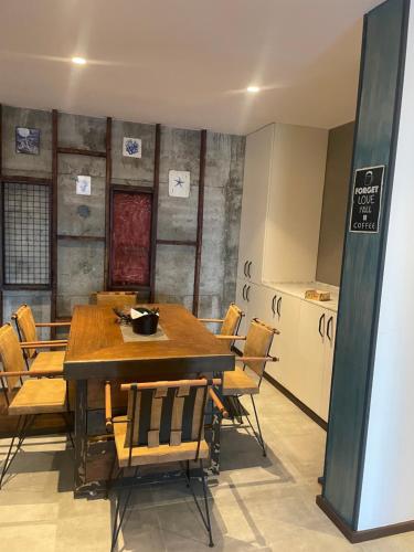 havuzlu ve jakuzuli lüks villa (havuzlu ve jakuzuli luks villa) in أكيالار