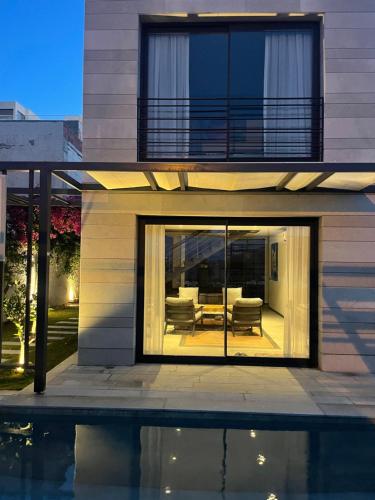 havuzlu ve jakuzuli lüks villa (havuzlu ve jakuzuli luks villa) in أكيالار