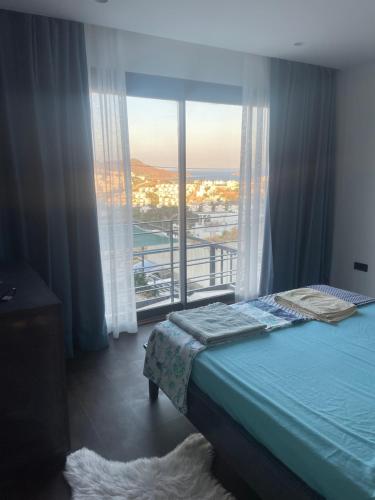 havuzlu ve jakuzuli lüks villa (havuzlu ve jakuzuli luks villa) in أكيالار