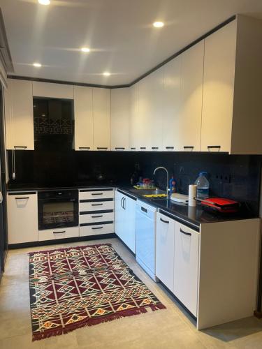 havuzlu ve jakuzuli lüks villa (havuzlu ve jakuzuli luks villa) in أكيالار