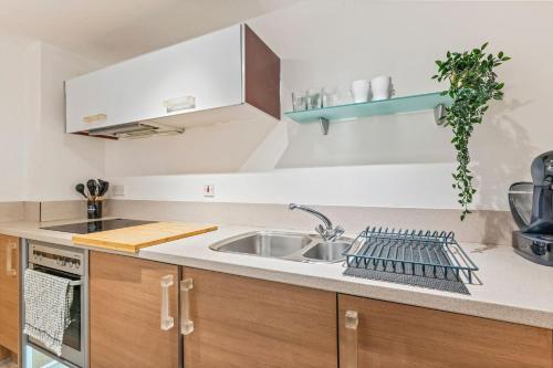 Central Birmingham 2 Bed with Balcony and City Views, Birmingham (photo 7)