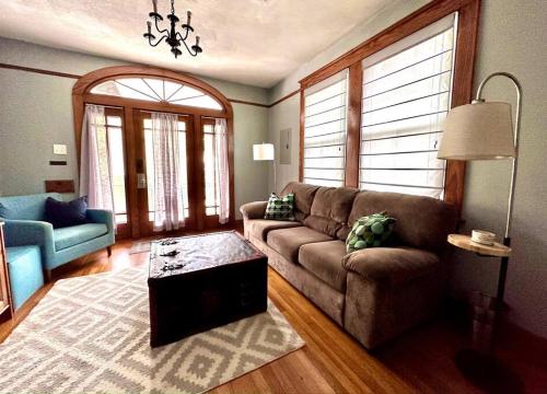 Mid City 2 BR- beautiful, renovated Arts & Crafts Flat — other in 418 South Scott Street, New Orleans United States, LA 70119
