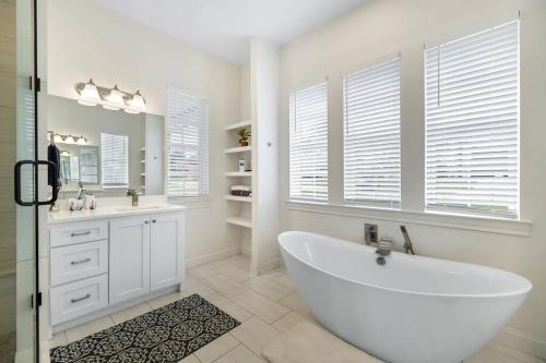 Lakeview Oasis Home with Spa in Lake Dallas