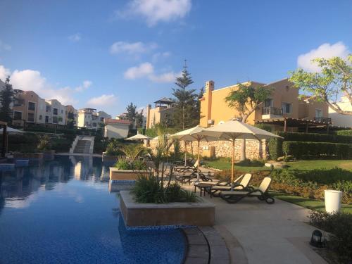 정원, Bait Karim - Twin Villa with roof & juccuzi in 자위야트 아일라트 누