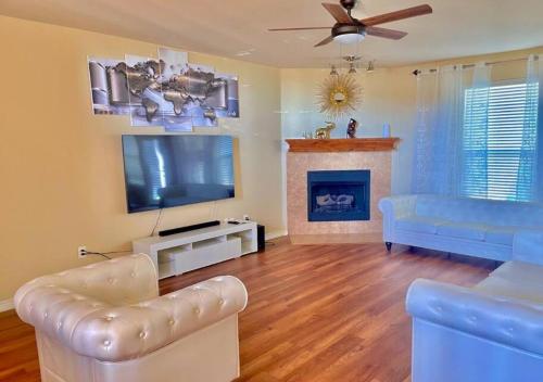 Modern, Spacious, Comfy & Cozy for longer stays in Edmond, USA