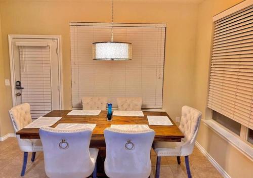 Modern, Spacious, Comfy & Cozy for longer stays in Edmond, USA