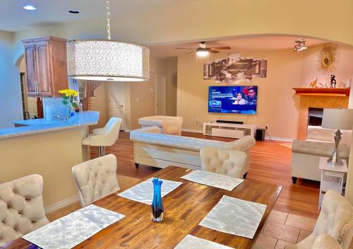Modern, Spacious, Comfy & Cozy for longer stays in Edmond, USA