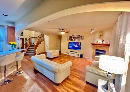 Modern, Spacious, Comfy & Cozy for longer stays in Edmond, USA