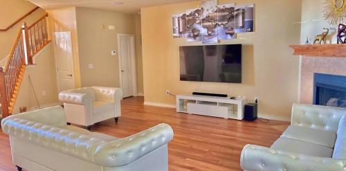Modern, Spacious, Comfy & Cozy for longer stays in Edmond, USA