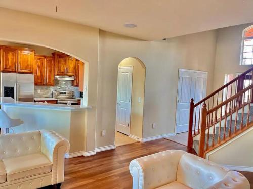 Modern, Spacious, Comfy & Cozy for longer stays in Edmond, USA