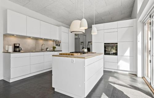 Kitchen, Stunning Home In Bedsted Thy With Wifi in Bedsted Thy