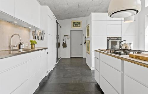 Kitchen, Stunning Home In Bedsted Thy With Wifi in Bedsted Thy