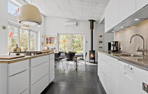 Kitchen, Stunning Home In Bedsted Thy With Wifi in Bedsted Thy