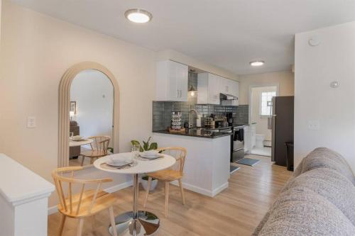 NEW! Comfy 1 Bedroom Flat I Hollywood Suites in Mount Clemens, USA