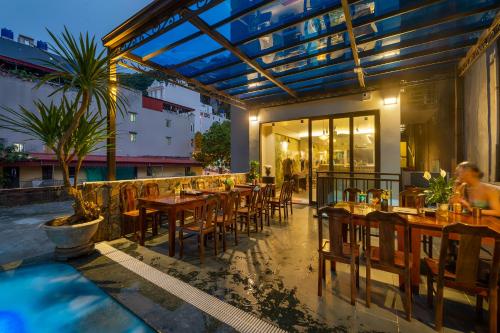 Piscina, The Oversleep Catba Hostel in Cat Ba Island