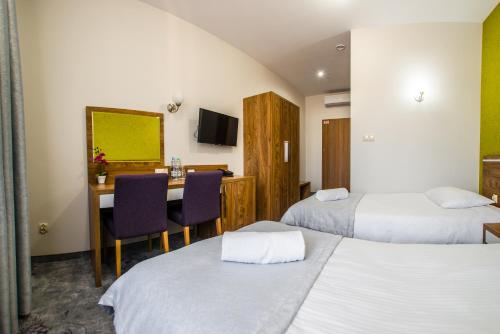 1 double bed, 1 twin bed