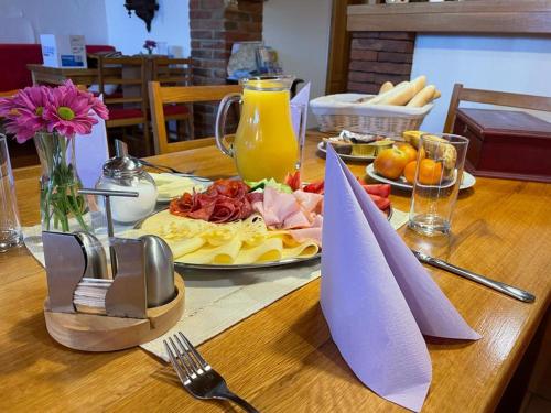 Ruoka ja Juomat, Penzion Šaldorf (Penzion Saldorf) in Novy Saldorf-Sedlesovice