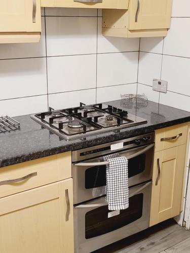 GATWICK ROOMs-TRAVEL SERVICE-AIRPORT PARKING - Higher East Park