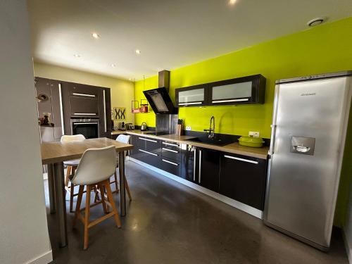 Konyha, Maison 120m, piscine,jardin, parking, boulodrome in Sainte-Cecile-les-Vignes (Alpes)