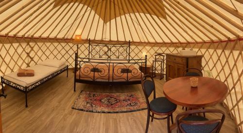 1 double bed, 1 twin bed