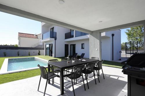 Villa Cvit Mediterana with heated pool in Dračevac Ninski