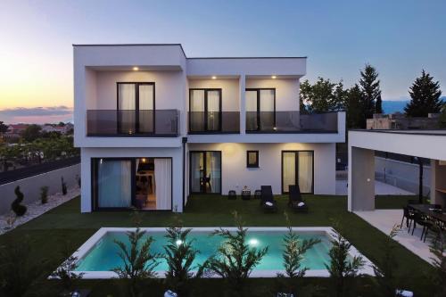Villa Cvit Mediterana with heated pool in Dračevac Ninski
