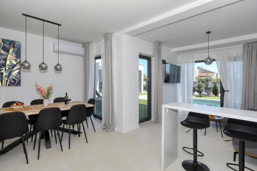 Villa Cvit Mediterana with heated pool in Dračevac Ninski
