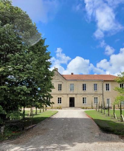 Château Bernon Maison d Hotes - Piscine et sauna - Chambre d'hôtes - Queyrac