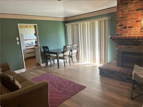 Cozy Retreat on Sandpiper Court - Room H with share bathroom