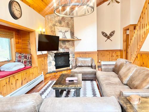 ADK Cabin with Hot Tub, Near Whiteface, Lake Placid, Fire Pit, Game Rm in Jay, USA