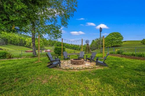 Hidden Star Hideaway-Blackberry Farm-Smoky Mtn Nat Park-Hot Tub- Fire Pit- Fenced Yard- Pet Friendly