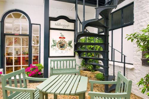 สวน, มาร์ลโบรอท อาร์มส์ โฮเต็ล (Marlborough Arms Hotel) in วิทเนย์