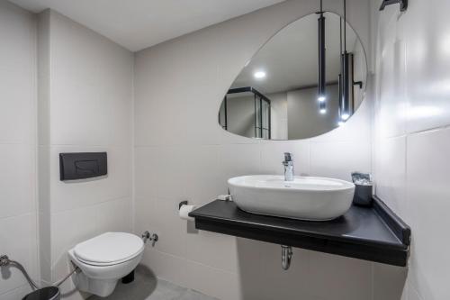 Double Room with Balcony image 3
