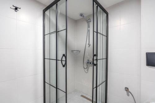 Double Room with Balcony image 2