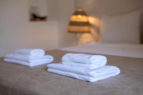 Double Room with Balcony image 10