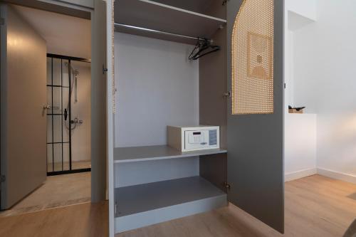 Double Room with Balcony image 9