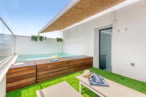 LeonAlba House. Private rooftop pool, free parking