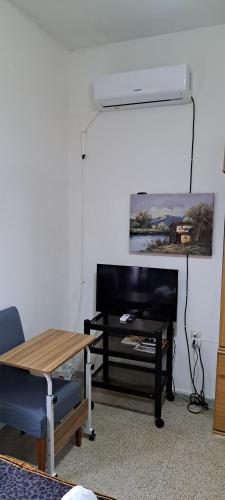  A Compact Room at Abramo Lincoln with shared Bathroom in Caserta