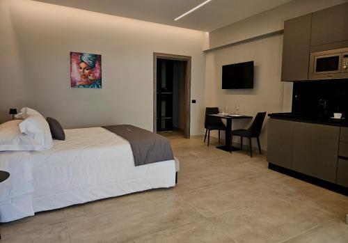 Standard Double Room image 5